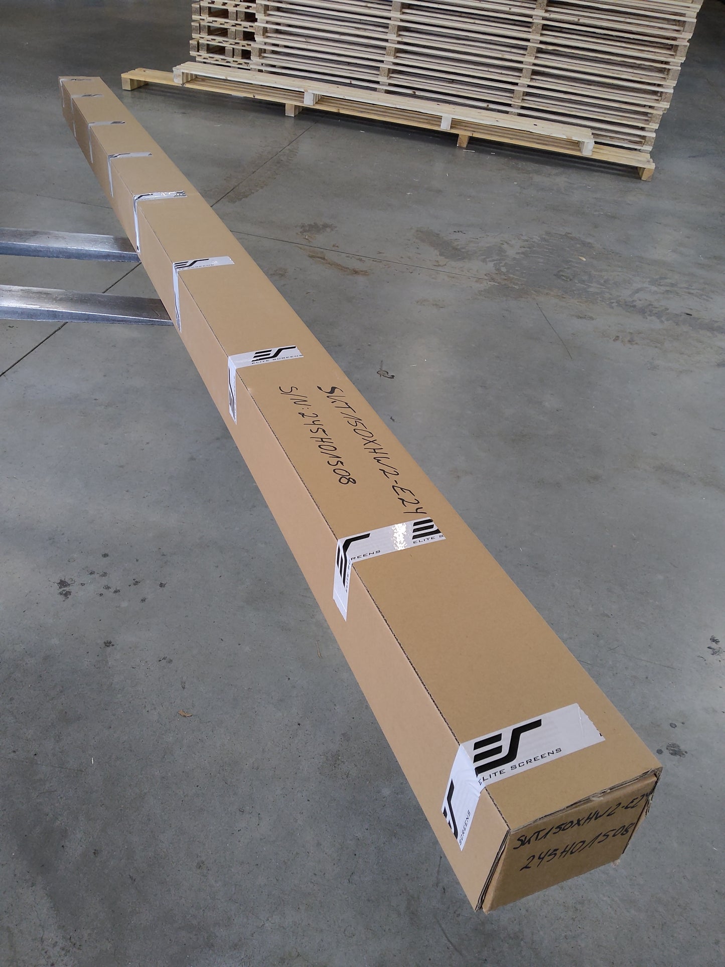 Usato - Ottimo stato // SAKER PREMIUM - MaxWhite FG / 16:9 / 120" (266x149 - Top-Drop 50 cm) // B-SK120XHW-E20 - 245H01259