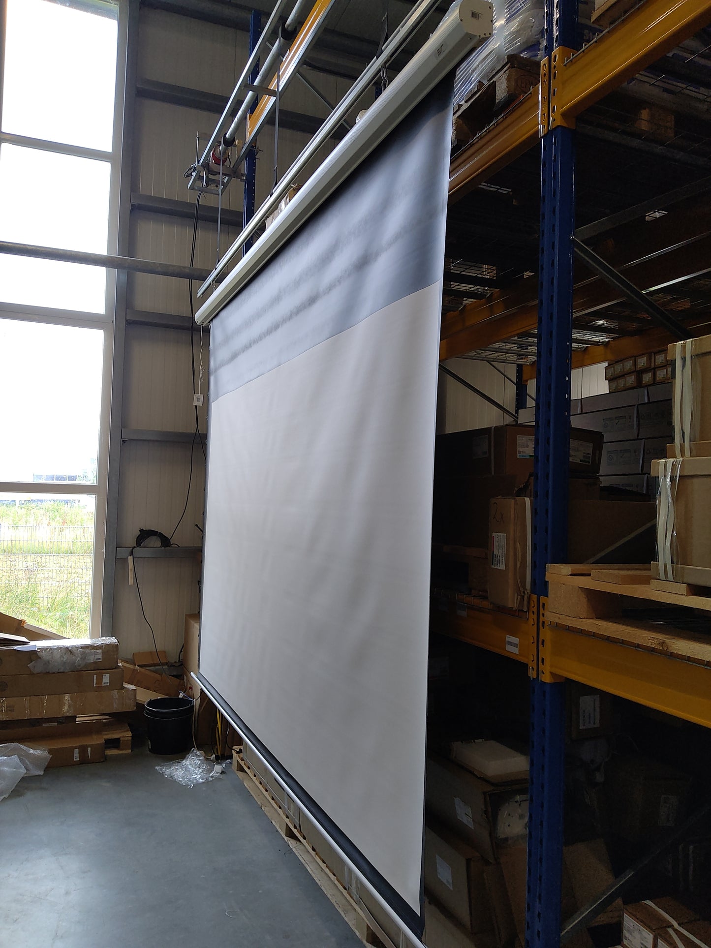 Used - Acceptable - SAKER TAB TENSION - MaxWhite FG / White / 16:9/150" (332x187 - Top-Drop 60cm) / B-SKT150XHW2-E24 S/N:245H01508