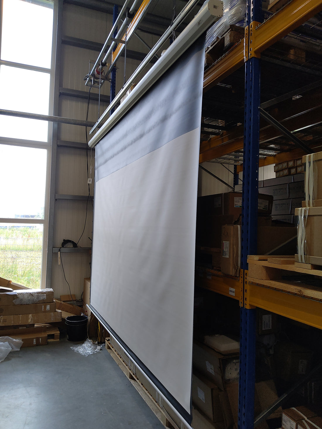 Used - Acceptable - SAKER TAB TENSION - MaxWhite FG / White / 16:9/150" (332x187 - Top-Drop 60cm) / B-SKT150XHW2-E24 S/N:245H01508