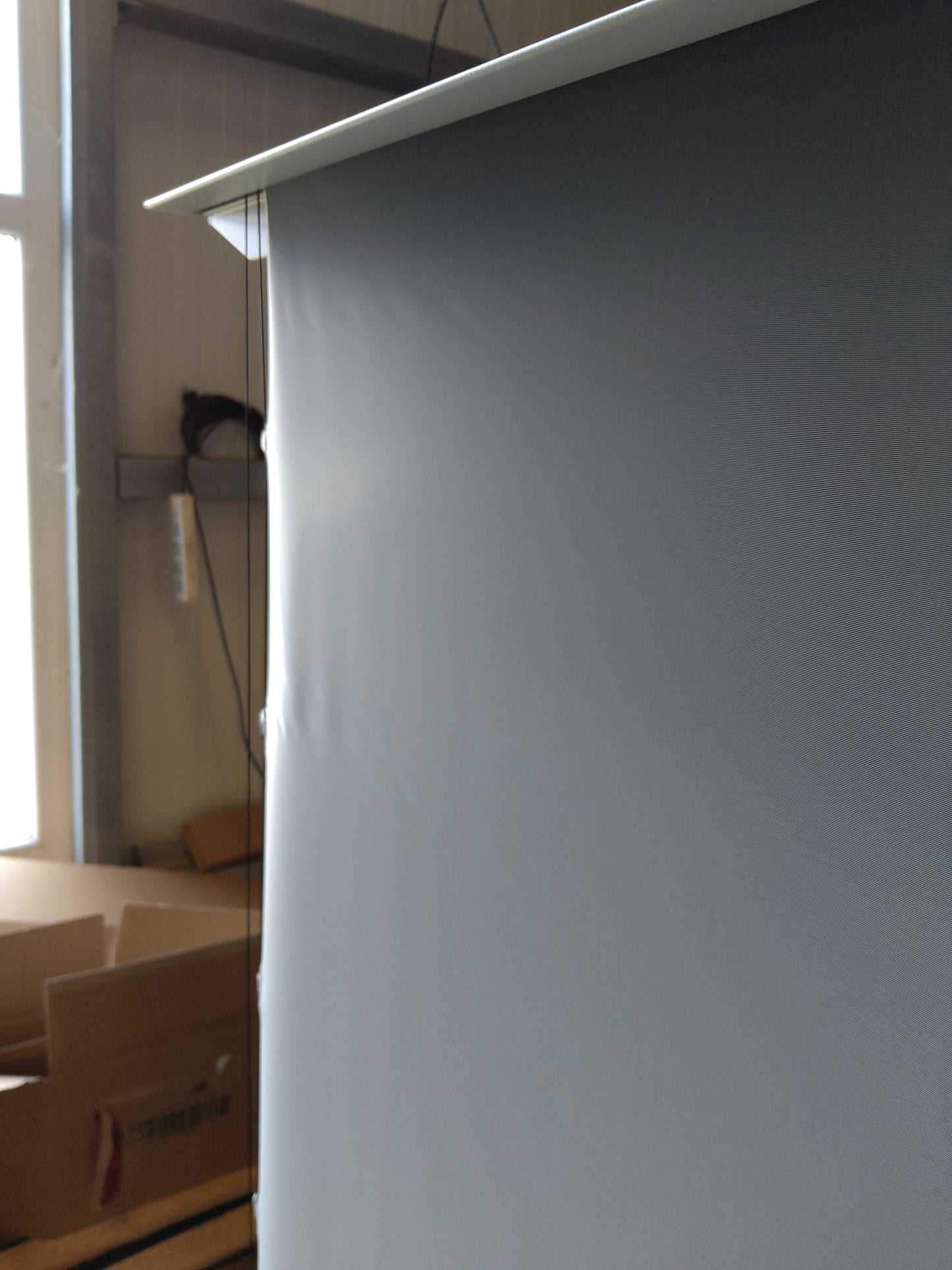 Usato - Come nuovo// KESTREL  FLOOR-UP 5  - CLR5 / 16:9 / 101" (224x126 cm) adatto per: proiettore a focale ultra corta (UST) // B-FTE101XH2-CLR5-B8-252H01388